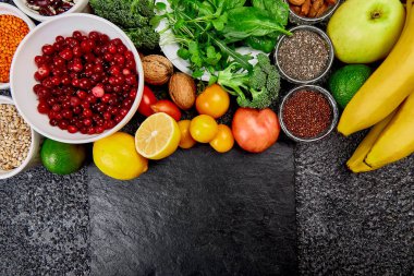 En İyi Yüksek Alkali Yiyecekler Seçimi. Vegan, alkali diyet konsepti. Arazi ihlali serbest. Üst görünüm