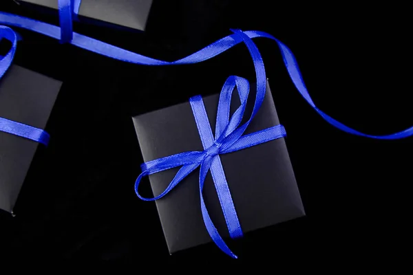 Luxo Caixas Presente Preto Com Fita Azul Sobre Fundo Preto — Fotografia de Stock