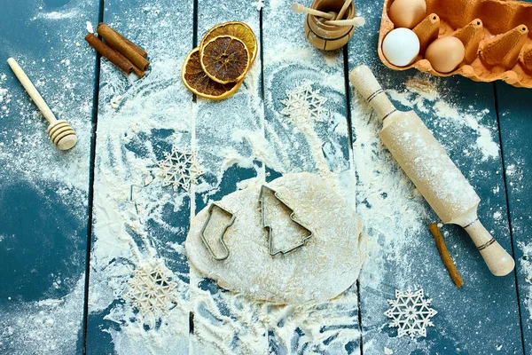 Χριστουγεννιάτικο Φόντο Ψησίματος Ωμή Ζύμη Για Χριστουγεννιάτικα Μπισκότα Κουζινικά Σκεύη — Φωτογραφία Αρχείου