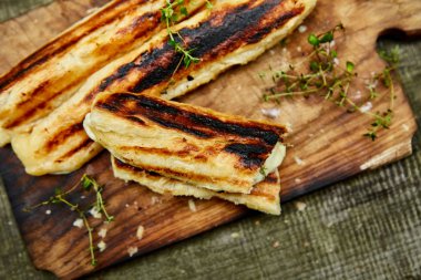 Tahta kesme tahtasında ızgara peynirli börek..