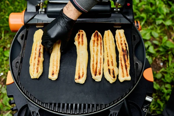 Formaggio grigliato pasta sfoglia sulla griglia gas all'aperto . — Foto Stock