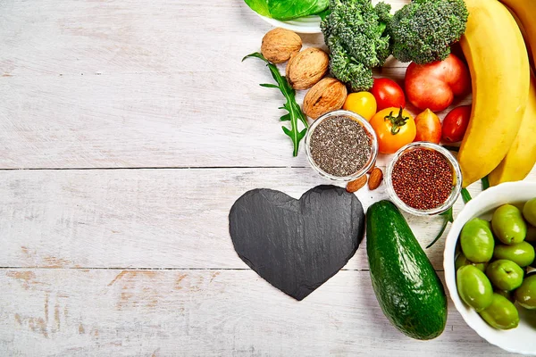 Selección de alimentos que sean buenos y saludables para el corazón — Foto de Stock