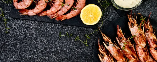 Banner with Grilled big tiger shrimps prawns on black slate plate — 스톡 사진