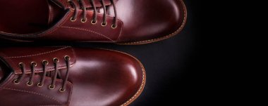 Siyah arka planda Brown Oxford ayakkabılı bir pankart. Üst görünüm.