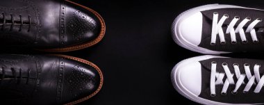 Banner ve karışık ayakkabılar. Oxford ve spor ayakkabıları siyah arka planda.