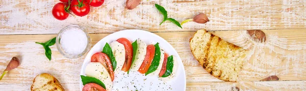 Banner s italským caprese salátem s plátky rajčat, mozzarella sýrem, bazalkou, olivovým olejem. — Stock fotografie