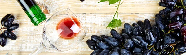 Банер з концепцією червоного вина з пляшкою, склом і виноградом — стокове фото
