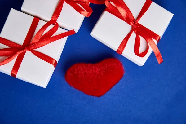 Розкішні Білі Подарункові Коробки Червоною Стрічкою Синьому Фоні Тренду Валентинів — стокове фото