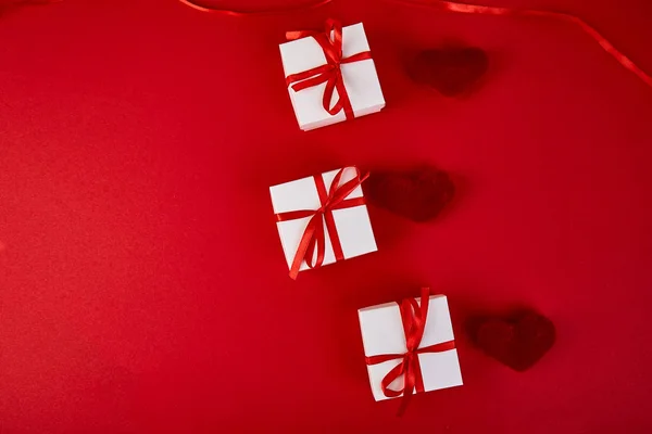 Cajas Regalo Blancas Lujo Con Cinta Roja Sobre Fondo Rojo — Foto de Stock