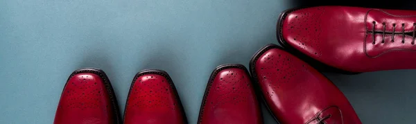 Banner de zapatos rojos oxford sobre fondo azul. Tres pares de brogues . —  Fotos de Stock