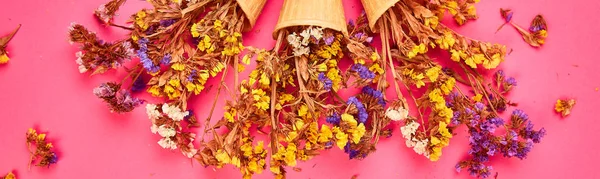 Banner de flores de ramo en un cono de gofre sobre un fondo rosa . —  Fotos de Stock