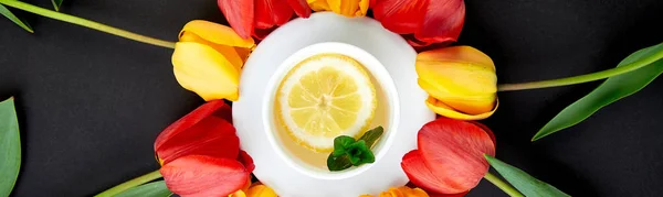 Banner de taza de té con tulipán rojo y amarillo alrededor . —  Fotos de Stock