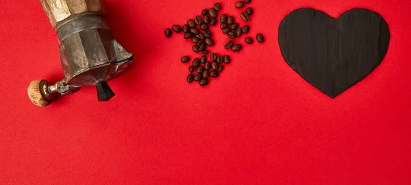 Bandiera di Flat lay di caffettiera e chicchi di caffè su sfondo rosso . — Foto Stock