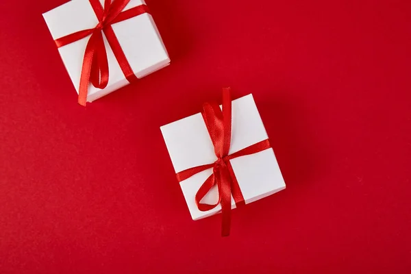 Cajas Regalo Blancas Lujo Con Cinta Roja Sobre Fondo Rojo — Foto de Stock