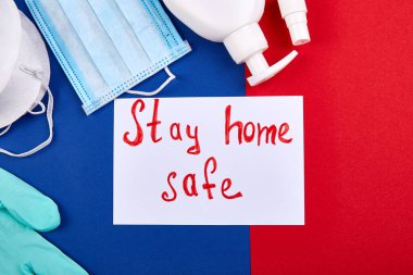Kelimeler evde kalır, Sosyal Mesafe İfade. Salgın, sosyal izolasyon, koronavirüs COVID-19 konsepti. Virüs salgınına karşı önleyici bir önlem olarak evde kendini karantinaya al. Düz yatıyordu