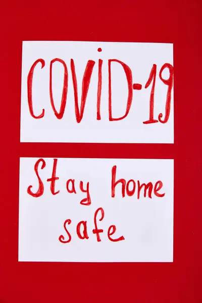 言语待在家里 与社会疏远的措辞 流行病 社会隔离 验尸官Covid 19概念 在家里进行自我检疫 作为防止病毒爆发的预防措施 平躺在床上 — 图库照片