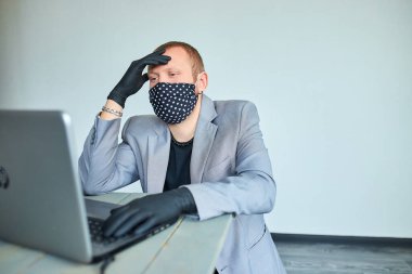 Coronavirüs yüzünden evde çalışan bir adam. Koronavirüs için karantinada bir iş adamı var..