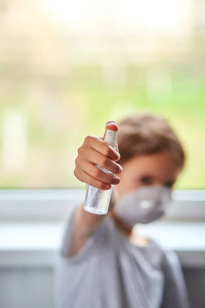 Menina Usar Máscara Higiênica Pressione Spray Álcool Para Proteger Higienizar — Fotografia de Stock