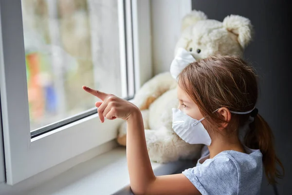 Klein Meisje Dat Teddybeer Masker Vasthoudt Knuffelt Bij Het Raam — Stockfoto