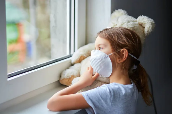 Klein Meisje Dat Teddybeer Masker Vasthoudt Knuffelt Bij Het Raam — Stockfoto