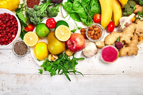 Produtos Naturais Ricos Antioxidantes Vitaminas Sobre Fundo Madeira Branca Proteção — Fotografia de Stock