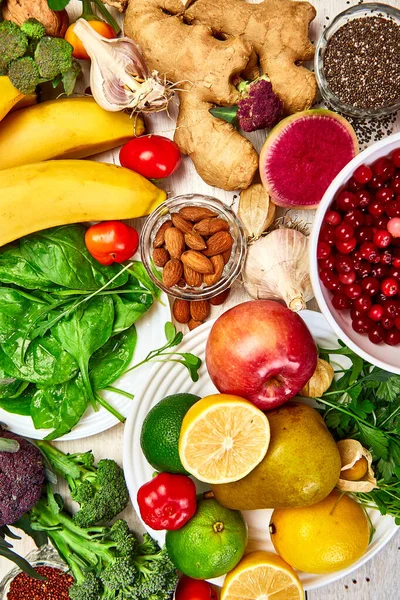 Productos Naturales Ricos Antioxidantes Vitaminas Sobre Fondo Madera Blanca Alimentos —  Fotos de Stock