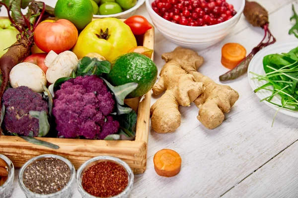 Superfoods Zdravé potraviny na bílém pozadí. Veganský výběr stravy. — Stock fotografie