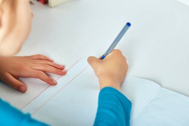 Ödev yapan liseli kız, yazma, ders çalışma, koronavirüs ev okulu, karantina sırasındaki sosyal mesafe, online eğitim konsepti, evde eğitim veren. Evde kal, güvende kal..