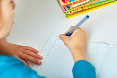 Ödev yapan liseli kız, yazma, ders çalışma, koronavirüs ev okulu, karantina sırasındaki sosyal mesafe, online eğitim konsepti, evde eğitim veren. Evde kal, güvende kal..