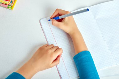 Ödev yapan liseli kız, yazma, ders çalışma, koronavirüs ev okulu, karantina sırasındaki sosyal mesafe, online eğitim konsepti, evde eğitim veren. Evde kal, güvende kal..