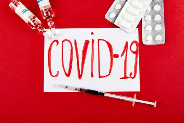 刻有Covid 19的石碑 石碑和红色背景的温度计 人的生命和死于流行的大头牛 复制空间 — 图库照片