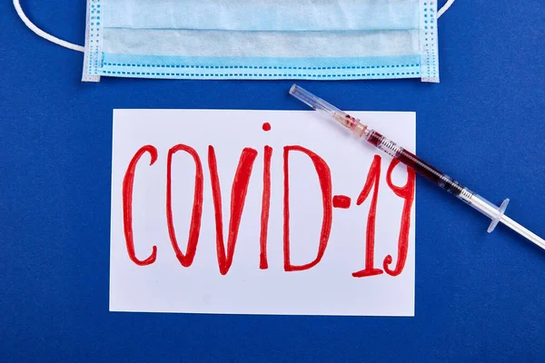 刻有Covid 19字样 并在蓝色背景上戴上了温度计 人的生命和死于流行的大头牛 复制空间 — 图库照片