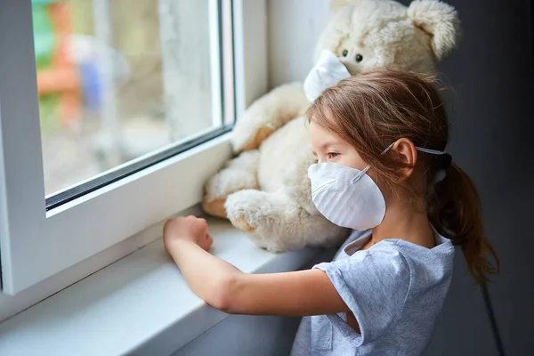 Klein Meisje Dat Teddybeer Masker Vasthoudt Knuffelt Bij Het Raam — Stockfoto