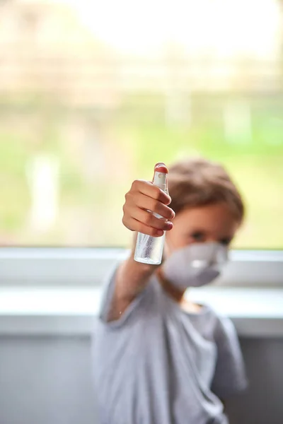 Menina Usar Máscara Higiênica Pressione Spray Álcool Para Proteger Higienizar — Fotografia de Stock