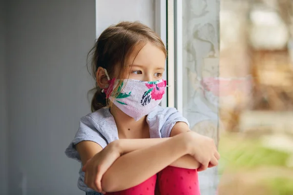 Klein Meisje Kind Met Masker Zit Ramen Coronavirus Quarantaine Thuisschool — Stockfoto