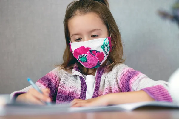 Schoolmeisje Meisje Met Masker Studeren Huiswerk Thuis Sociale Afstand Tijdens — Stockfoto