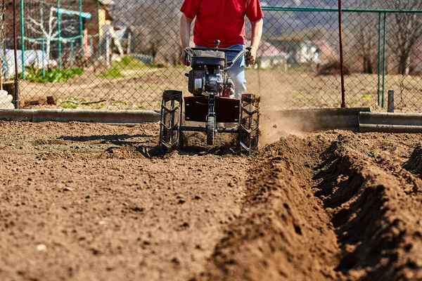 사람은 트랙터 흡입기 마이크로 기계를 사용하여 토양을 경작하여 농작물을 준비를 — 스톡 사진
