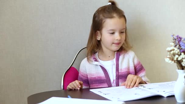 Écolière Masquée Étudiant Les Devoirs Maison Distance Sociale Pendant Quarantaine — Video