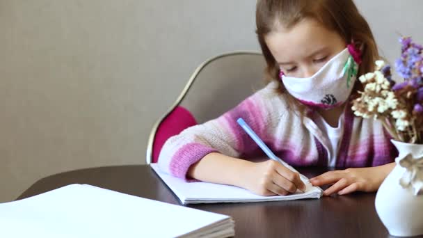 코로나 바이러스때문에 사회적 거리를 집에서 숙제를 여학생 자립심 — 비디오