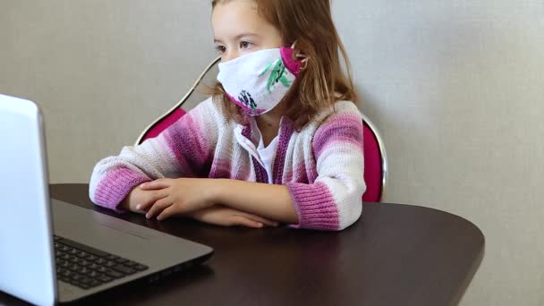 Colegiala Estudiando Casa Con Cuaderno Haciendo Tarea Escuela Educación Distancia — Vídeos de Stock