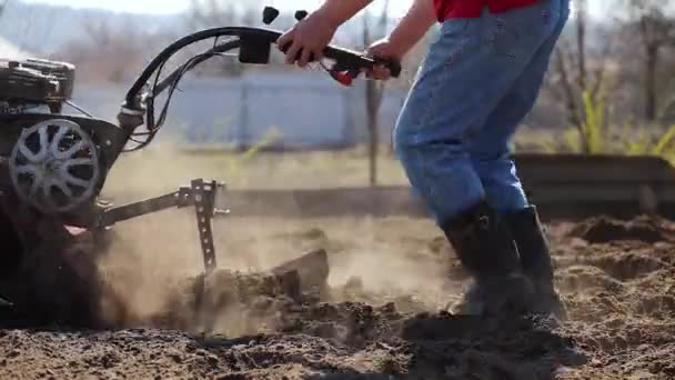 Der Mann Arbeitet Garten Mit Dem Fliesenleger Gartenfräse Zur Arbeit — Stockvideo