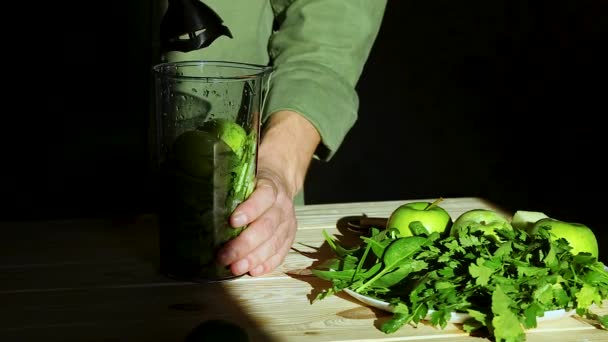 Processus Préparation Smoothie Désintoxication Verte Avec Mélangeur Jeunes Mains Homme — Video