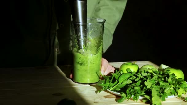 Proces Przygotowywania Zielonego Smoothie Detox Blenderem Młody Człowiek Ręce Gotowanie — Wideo stockowe