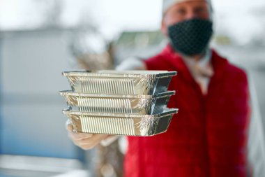 Kurye, paket yiyecek, teslimat, restoranlar, yemek teslimatı. Coronavirus COVID-19 salgınından korunmak için evde kal. Teslimat servisi karantina altında.