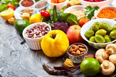 Virüs koruma gıdası, koronavirüs, bağışıklık konsepti. Sağlıklı yiyecek seçimi için gerekenler, gri arka planda kurulmuş sağlıklı yiyecek konsepti. Üst görünüm, düz görünüm, kopyalama alanı.