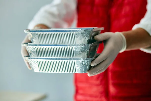 Kurye, paket yiyecek, teslimat, restoranlar, yemek teslimatı. Coronavirus COVID-19 salgınından korunmak için evde kal. Teslimat servisi karantina altında.