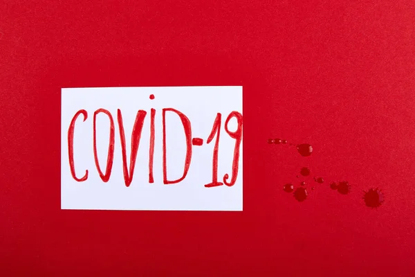 Coronavirus Metin Düz Kırmızı Zemin Üzerinde Yatıyordu Sağlık Hizmeti Konsepti — Stok fotoğraf