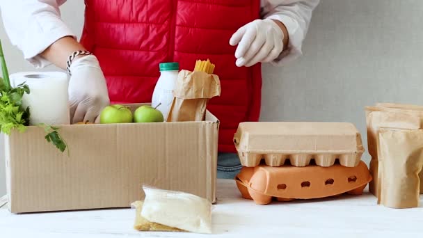 Voluntarios Máscara Médica Protectora Guantes Poniendo Comida Caja Donaciones Entrega — Vídeos de Stock