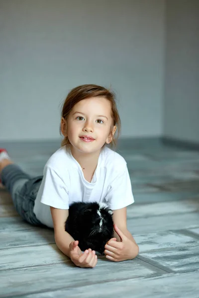 Ребенок Играет Подопытным Кроликом Оставайся Дома Карантине Девочка Заботится Домашних — стоковое фото