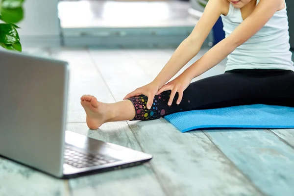 Närbild Liten Flicka Utövar Yoga Stretching Fitness Med Video Bärbar — Stockfoto